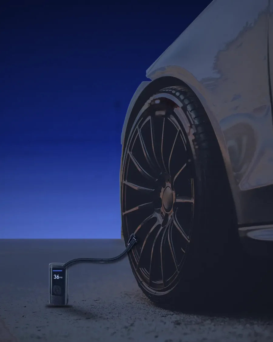 Compresor inflando la llanta del carro de noche
